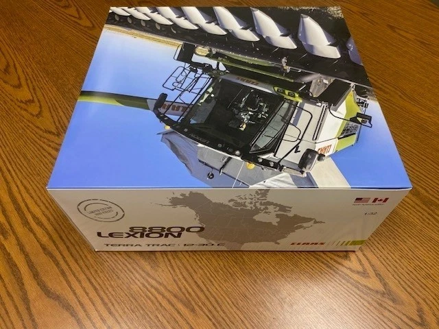 CLAAS Lexion 8800 Terra Trac with 12-30 Corn Head 1/32 Scale - 2577670 - Image 4 of 4