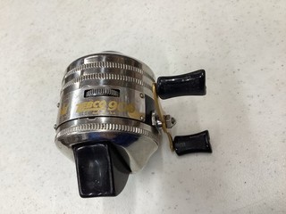 Vintage Zebco 909 Casting Reel. Good Used Condition.