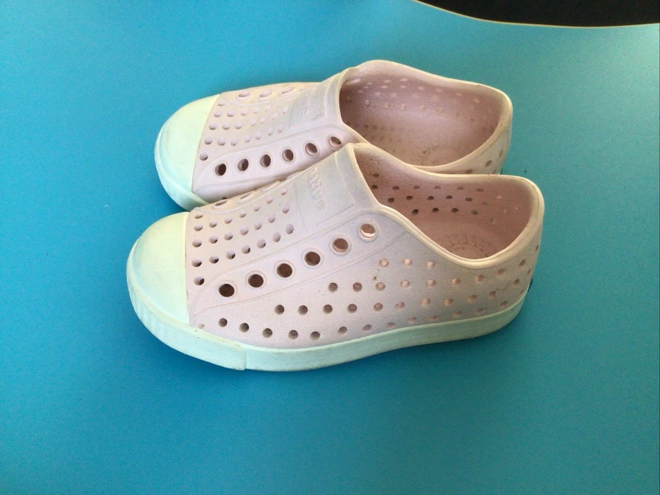 Zapatos Nativos Niño Pequeño Talla 6 Rosa Con Suela Blanca Foto 4 de 4