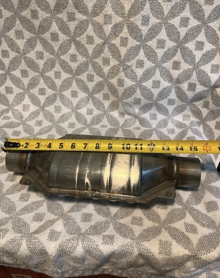 Convertidor catalítico MagnaFlow 45555: universal, compatible con CARB Foto 2 de 4