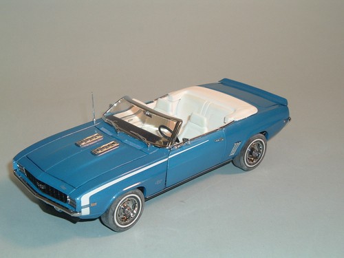 Chevrolet Camaro 1969 azul SS/RS CONVERTIBLE Y PANTALLA Danbury como nuevo fundido a presión 1:24 - Imagen 10 de 11