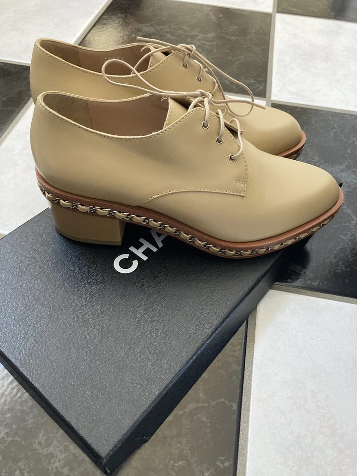 NUEVO EN CAJA 100% AUTÉNTICOS Chanel 14K Beige Cuero Cadena Cordones Zapatos Oxford $1575  Foto 3 de 4