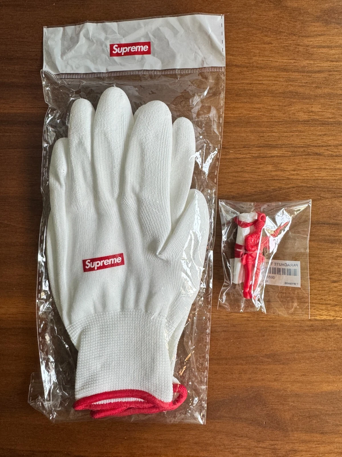 Gants caoutchoutés Supreme + jouet de parachute Supreme