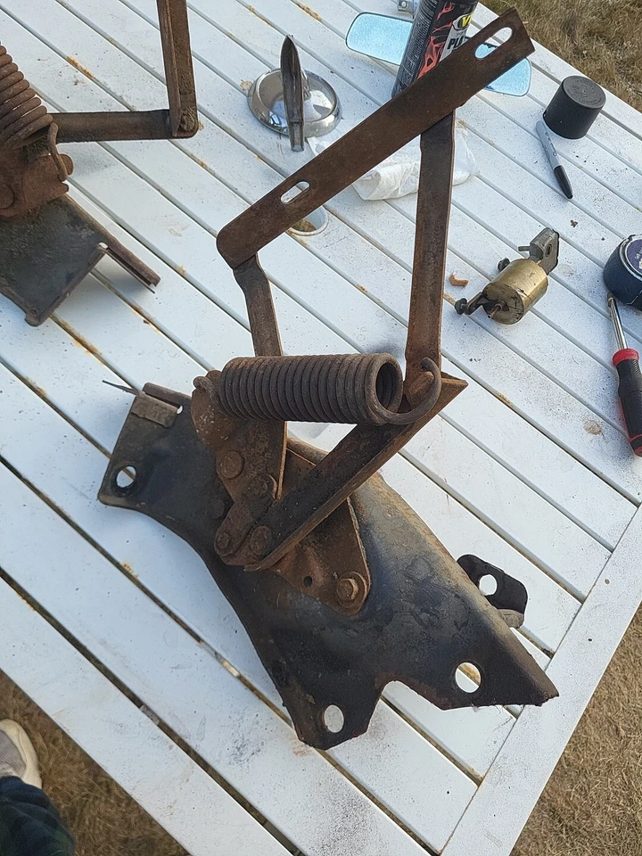 1966 BUICK RIVIERA GS HOOD HINGES AND HOOD HINGE SUPPORT BRACKETS LH RH SOLID - Image 3 of 4