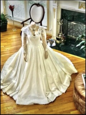 open lace back dress Princess Ballgown Wedding Dress 2 US / Off White