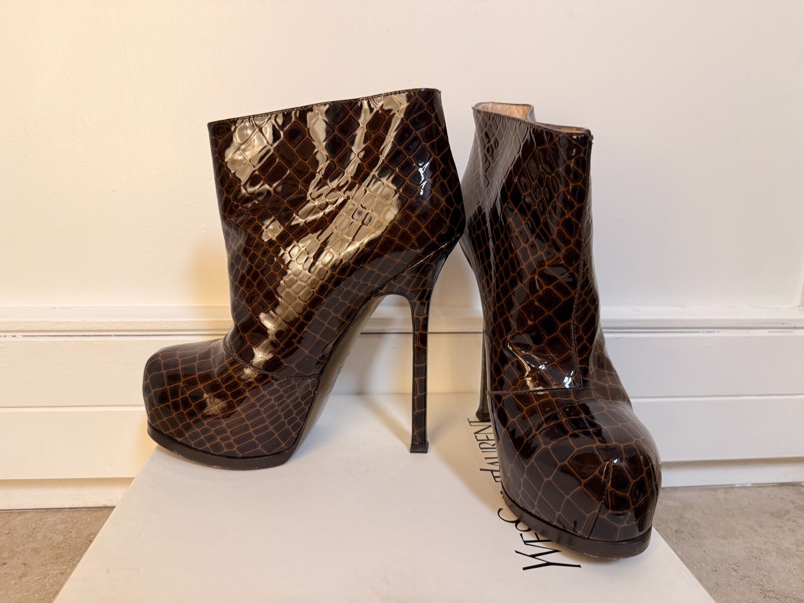Stivaletti YSL Yves Saint Laurent TRIBUTE 105 plateau pelle verniciata stampa coccodrillo marrone 38