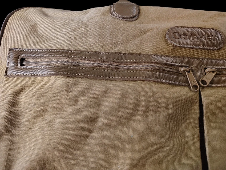 Bolso de fin de semana vintage de nailon caqui Calvin Klein años 90 (un tirón de cremallera dañado) Foto 2 de 4