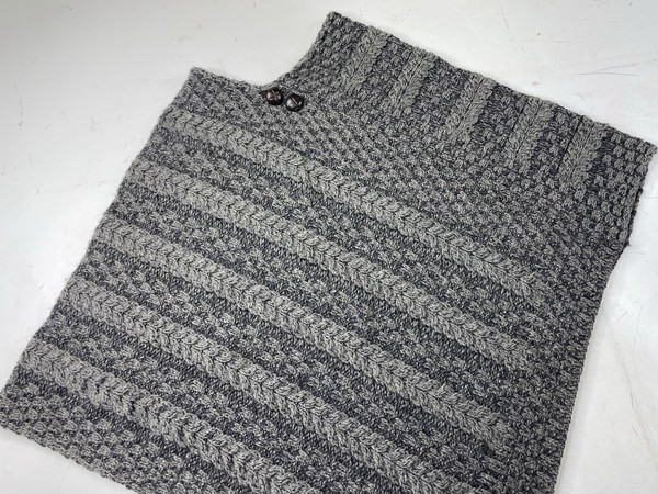 Poncho Suéter Mercado Aran Mujer Talla Única Gris Lana Merino Cable Tejido Botón