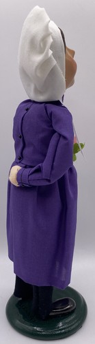 Byers Choice Caroler ~ 1997 AMISH GIRL WITH FLOWERS (Signed) - Picture 7 of 10