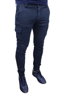 pantaloni neri con tasche laterali