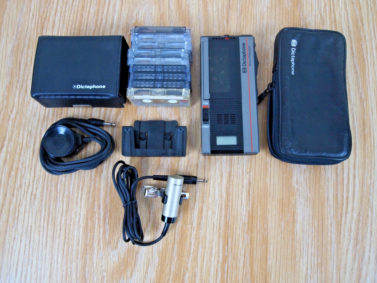 Dictaphone Voice Processor Microcassette 1254 Recorder Case Tapes Mic Pickup