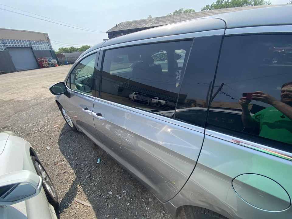 Used Rear Left Door Assembly Rear Side fits: 2017 Chrysler Pacifica movable glas Foto 3 de 4