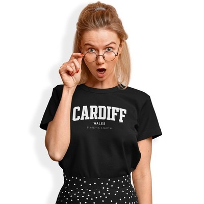 Cardiff T-Shirt Varsity Style Print mit Koordinaten handbedruckt Größe S - 5XL