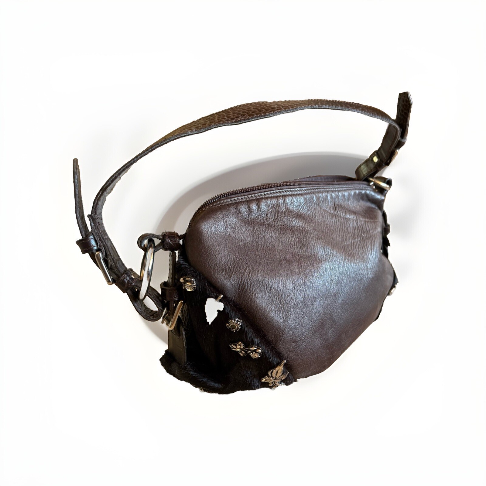 PONY Borsa a mano in pelle marrone con strass e ornamenti in argento.