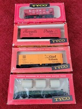Lot of 4 Vintage TYCO HO scale hopper, boxcars, flat car with boxes excellent