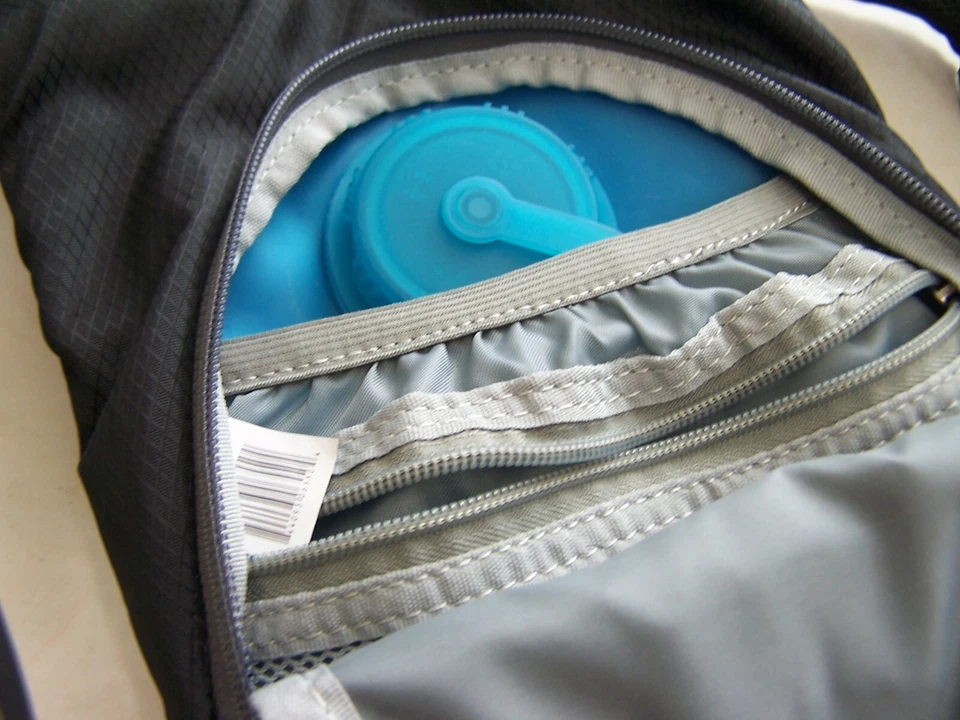 Mochila de senderismo Ozark Trail ligera negra/gris incorporada bolsa de agua -  Foto 3 de 4