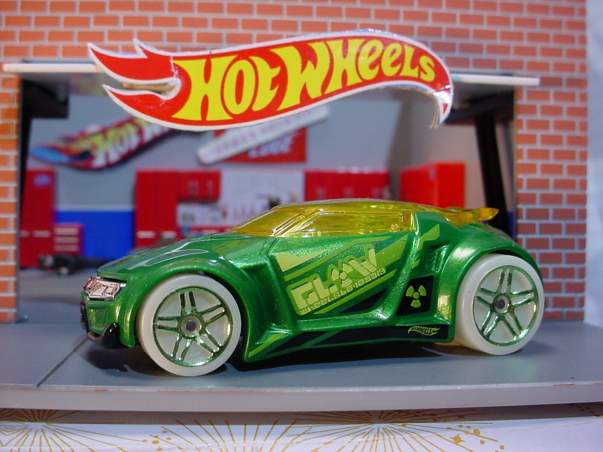 2018 HW GLOW WHEELS Design HIGH VOLTAGE ☆green/yellow/black