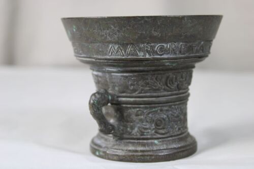 B8/old metal mortar - single piece with ornamental relief decoration 0.9 kg - Picture 1 of 15