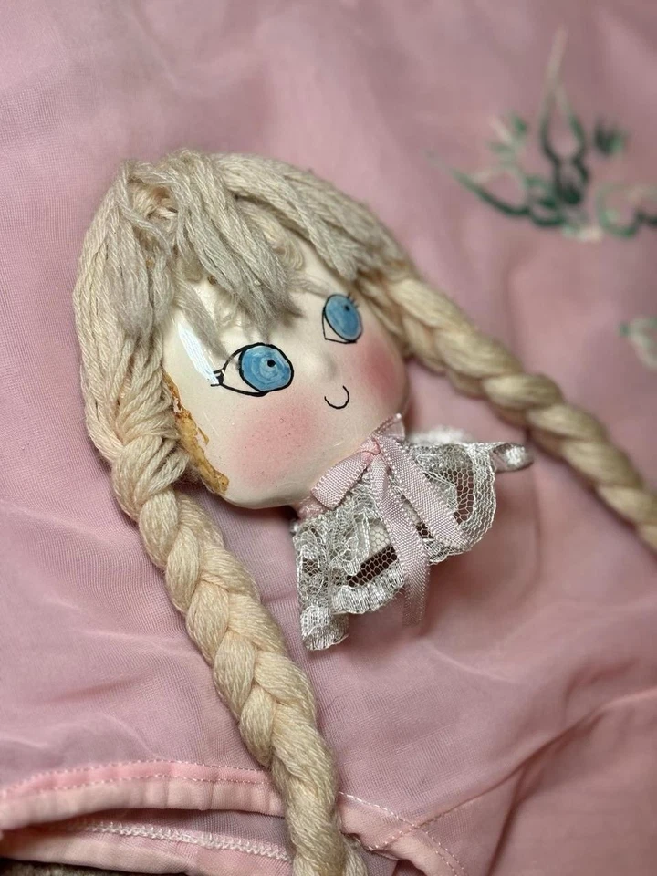 Muñeca colgante de pared vintage hecha a mano, trenzas largas y cara pintada Foto 2 de 4