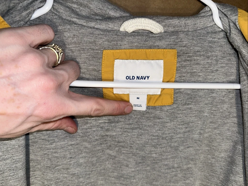 Jaqueta Anorak Amarela Leve Old Navy - Tamanho Médio - Imagem 2 de 4