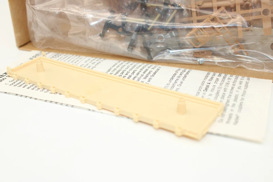 Walthers HO Scale Undecorated 42' Work Caboose Car Kit 932-5800 - Image 2 of 3