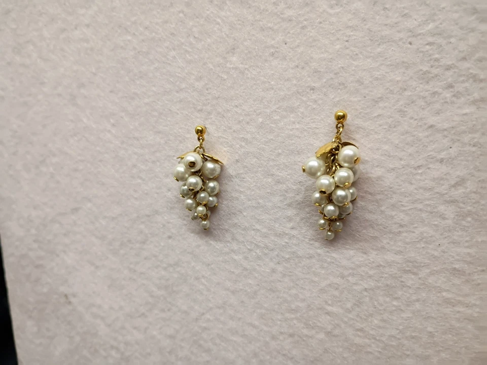 Pendientes de perlas de uvas esmeriladas de imitación Avon en cadenas de oro, montaje a presión (SC-29) Foto 4 de 4