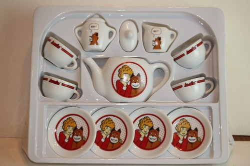 LITTLE ORPHAN ANNIE 13 PIECE PORCELAIN CHILD'S TEA SET BY SCHYLLING - Picture 7 of 10