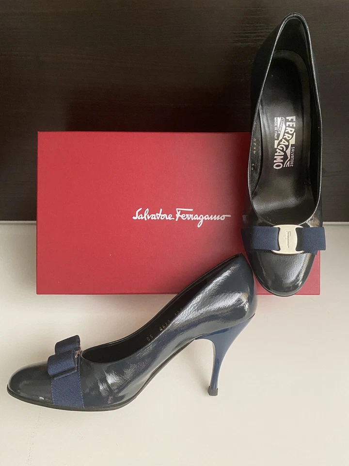 Zapatos de salón Salvatore Ferragamo azul marino Carla clásicos charol tacón con moño 7,5 8 cm Foto 3 de 4