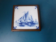 alter Untersetzer Metall mit Delfter Fliese gemarkt Schiff Motiv