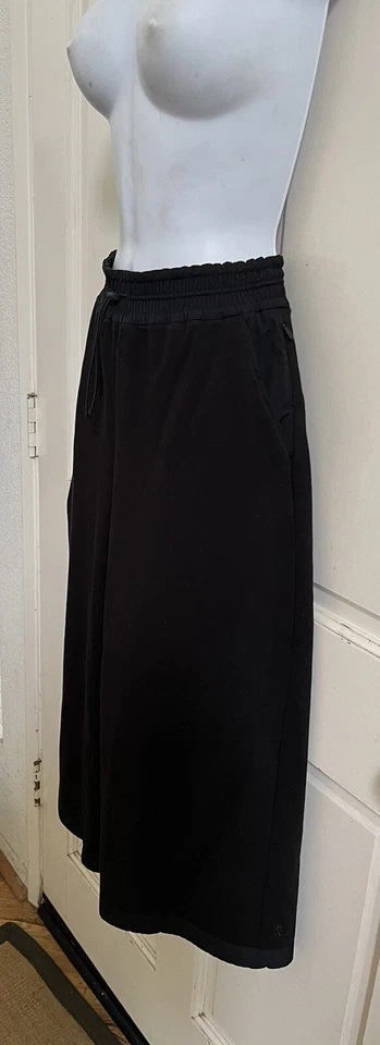 ATHLETA ¡NUEVO! Pantalones cargo utilitarios recortados de pierna ancha de tiro alto negros talla M Foto 4 de 4