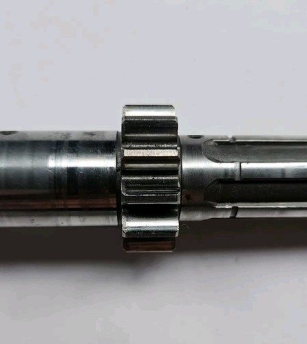 USED IN GOOD CONDITION GENUINE HONDA CR125 MAIN SHAFT 1984-1985 23210-KA3-740 - Picture 3 of 4