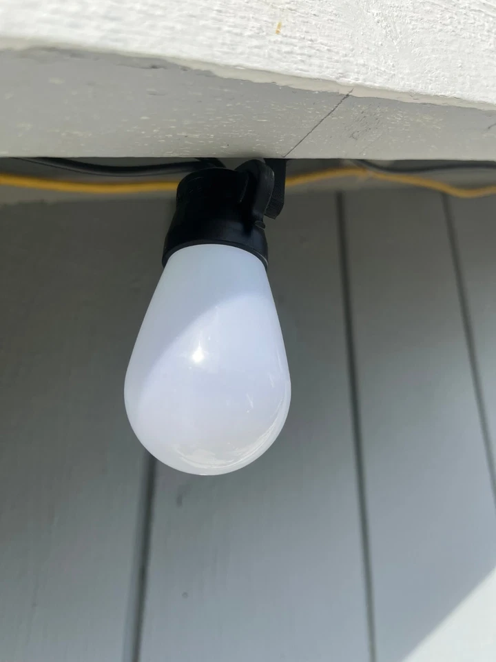 Cadena de ganchos de luz de bombilla LED para colgar luces bajo vísperas de techo Foto 3 de 4