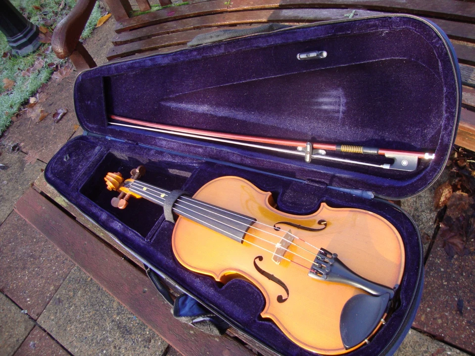 Child's Stentor Violin, in case with bow. 4/4 size. Good beginners instrument. - Image 3 of 4