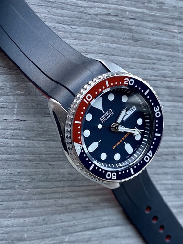 Cinturino in gomma vulcanizzata 22 mm per orologi Seiko tutti SKX007 doppio colore nero e rosso - Foto 8 di 12