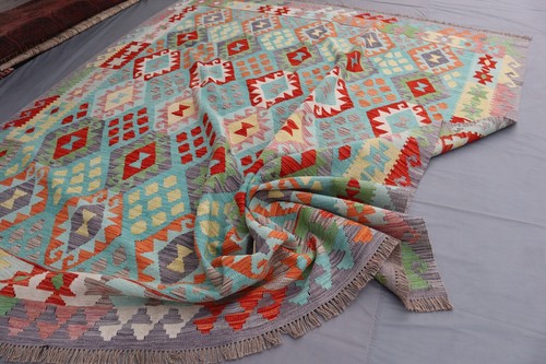 8x9 Vibrant Geometric Hand-Made Kilim with Intricate Diamond Motifs. - Picture 9 of 11