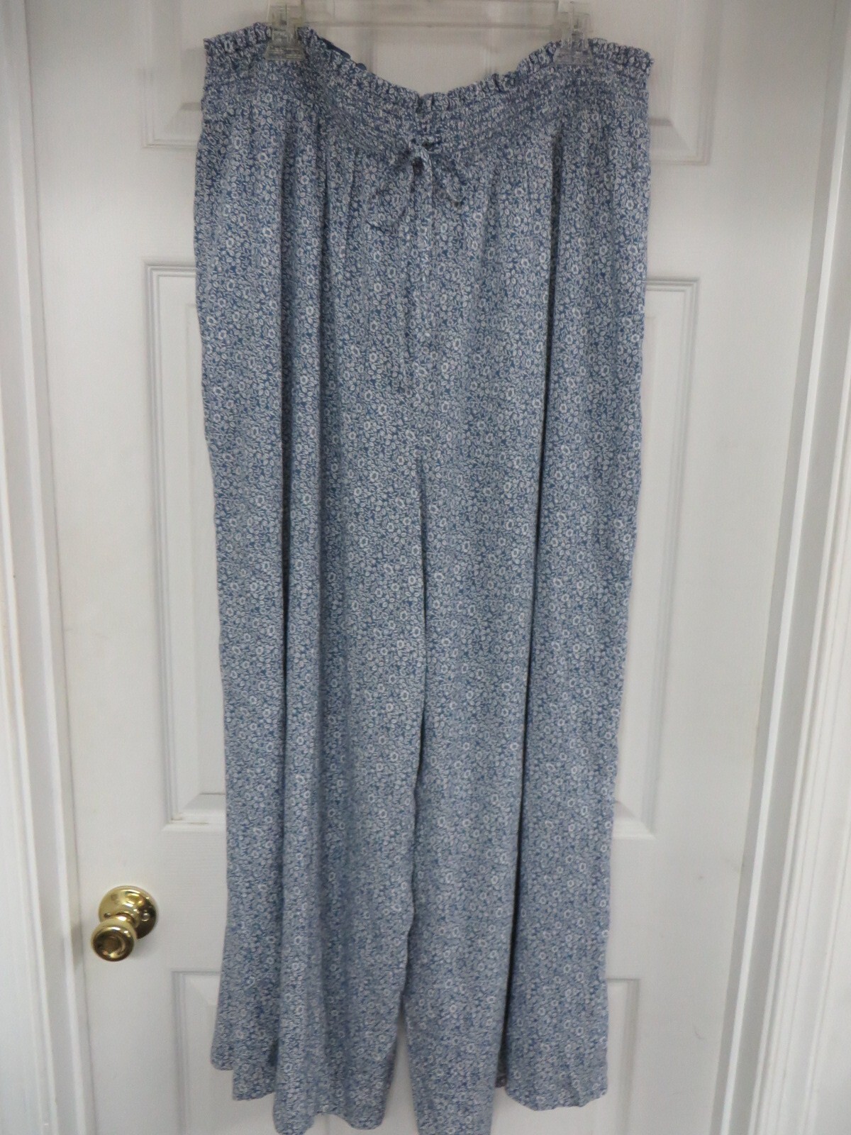 American Eagle Print Floral Wide Leg Ruche drawstring Blue white Pants american-eagle-print-floral-wide-leg-ruche-drawstring-blue-white-pants