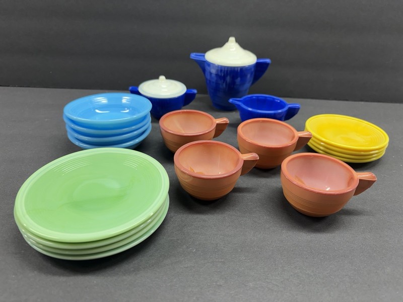 Akro Concentric Ring Children’s Dishes Multi Color 21 Pieces