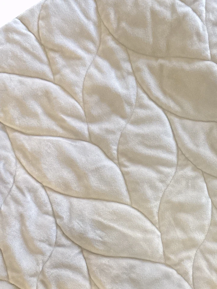 Decorative Gray Faux Fur, 20x20” Pillow Cover Unbranded NEW See Description**  - Image 2 of 3