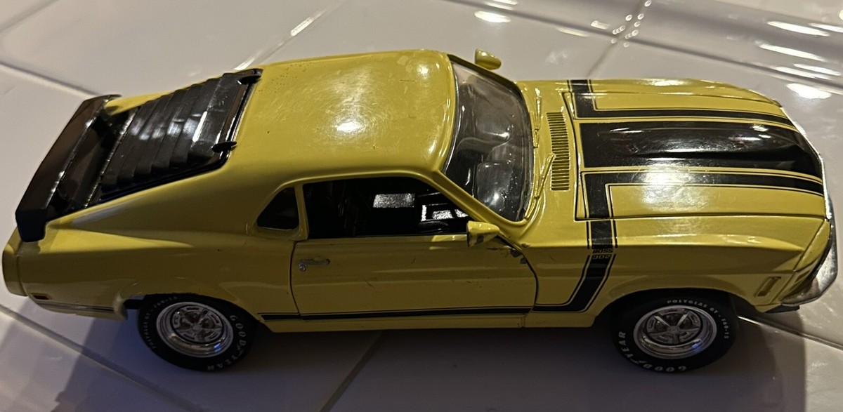 ERTL 1/18 1970 Ford Mustang Boss 302 – Jaune – Modèle Réduit Collection