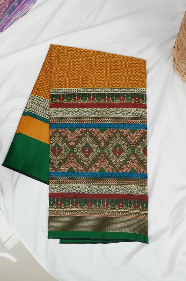 Thai silk (Mai Uttaradit), yellow-green, beautiful, size 1.10 x 1.80 m. - Image 2 of 4