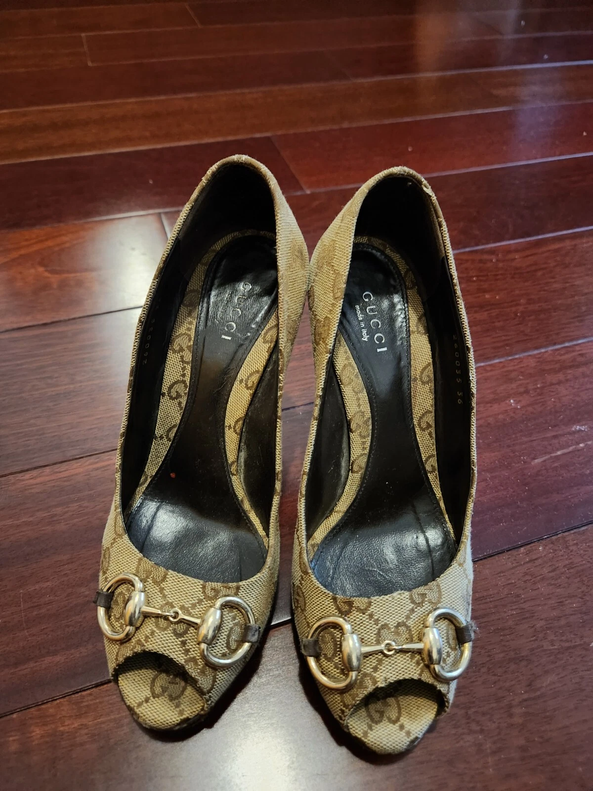 Chaussures sandales à talons hauts plateforme Gucci pointure 36