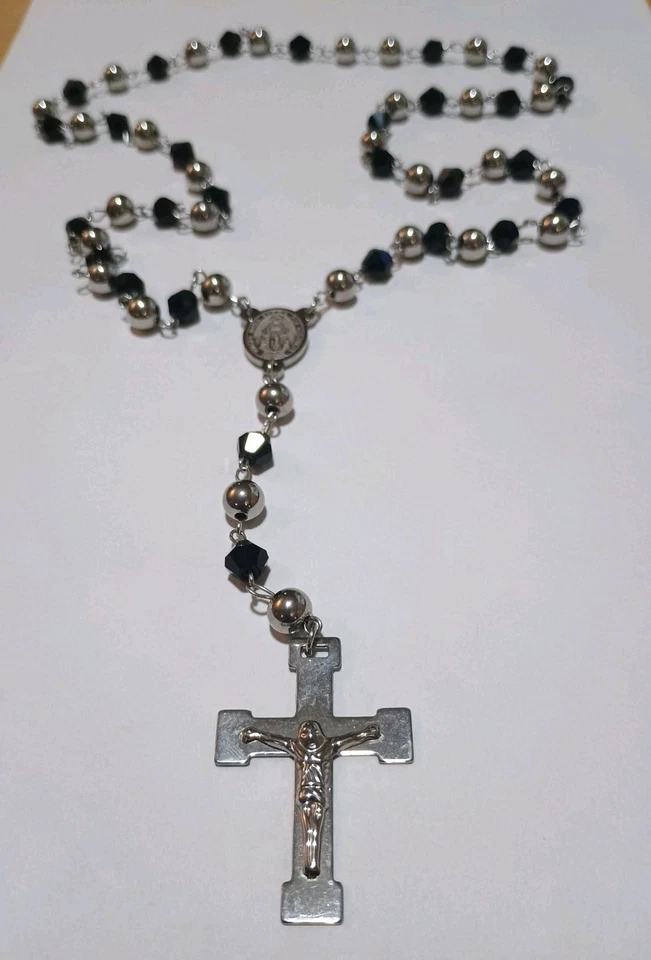 Collar de cuentas de rosario de cristal negro medalla Virgen María y acero inoxidable. Foto 2 de 4