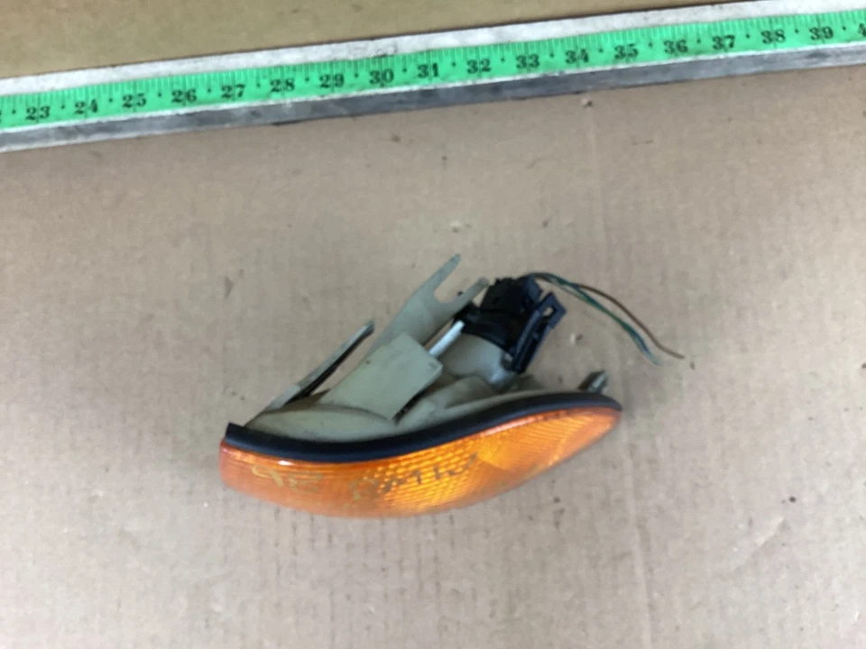 Luz intermitente delantera izquierda de la esquina del lado del conductor BMW 740i 1995-1998 OEM Foto 2 de 4