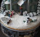 VINTAGE THOMAS KINKADE'S WARM HOLIDAY LIGHTS EVENING CAROLERS MUSIC BOX — photo 2