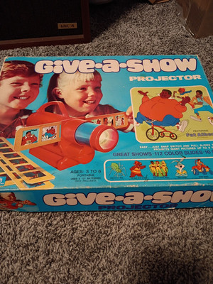 Working Kenner Give-a-Show Projector w/ 30 Color Slide Strips,