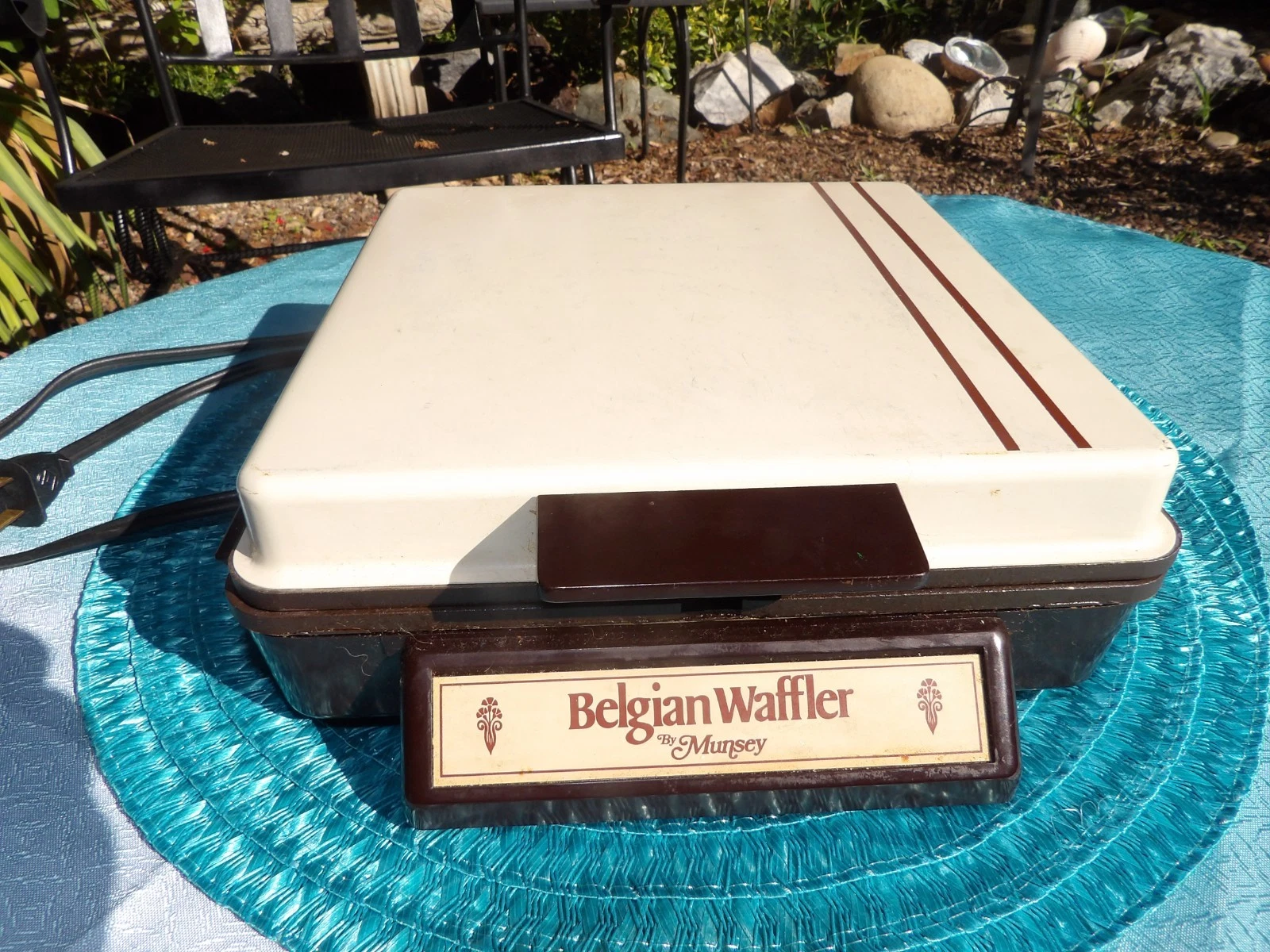 VTG MUNSEY BELGIUM WAFFLE MAKER ELECTRIC TESTED WORKING GOOD SHAPE RECIPE MANUAL
Opens in a new wind