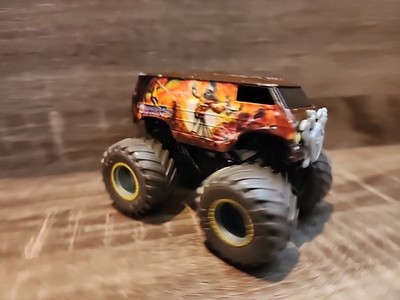 Spin Master Monster Jam Thunder Bus Diecast 1:64 Van Truck Hot Wheels BKT 2023