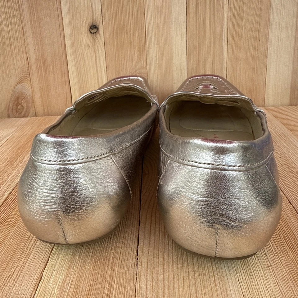 Mocasines planos Isaac Mizrahi plateados para mujer talla 6,5 Foto 3 de 4