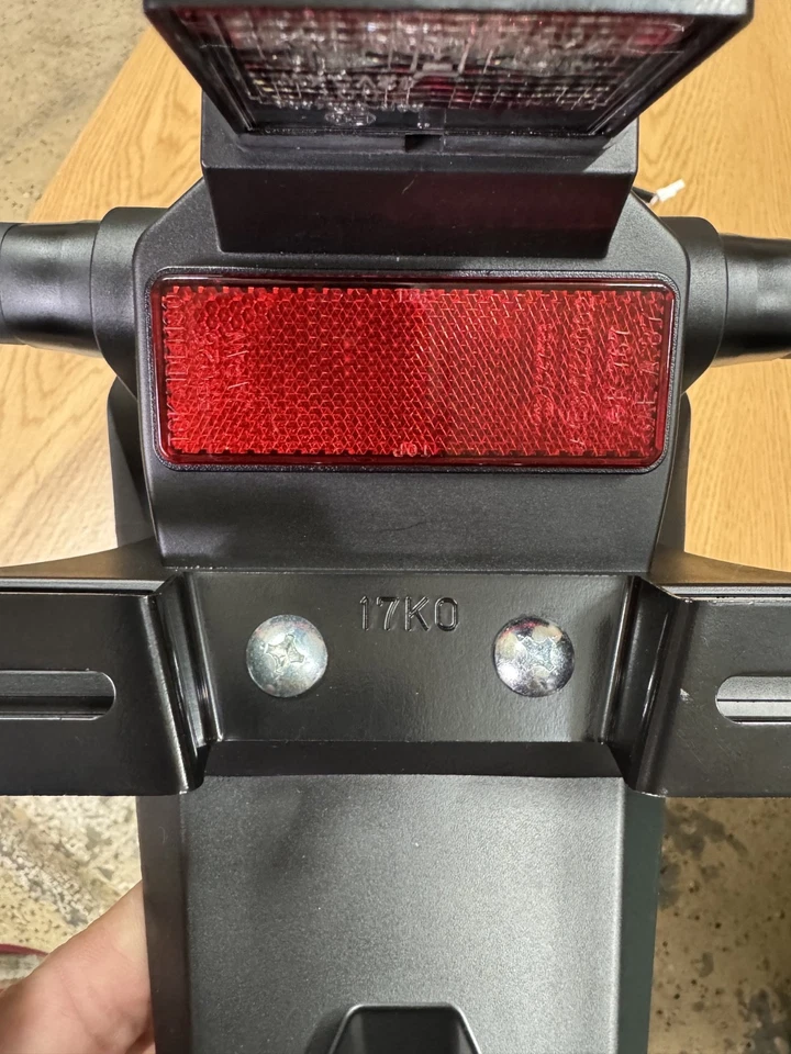 Soporte de montaje de etiqueta de matrícula Suzuki GSXR-1000 17-25 OEM señales de giro Foto 4 de 4