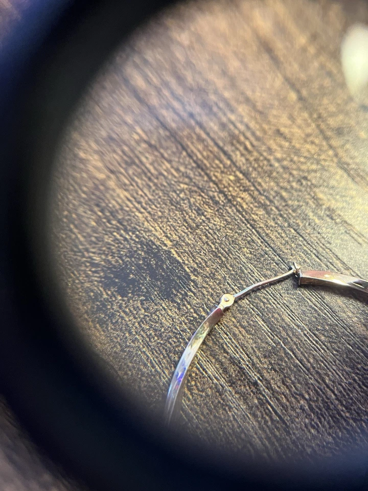 Auténticos pendientes de aro con corte de diamante de 10K estampados hermosos usados en excelente estado Foto 3 de 4